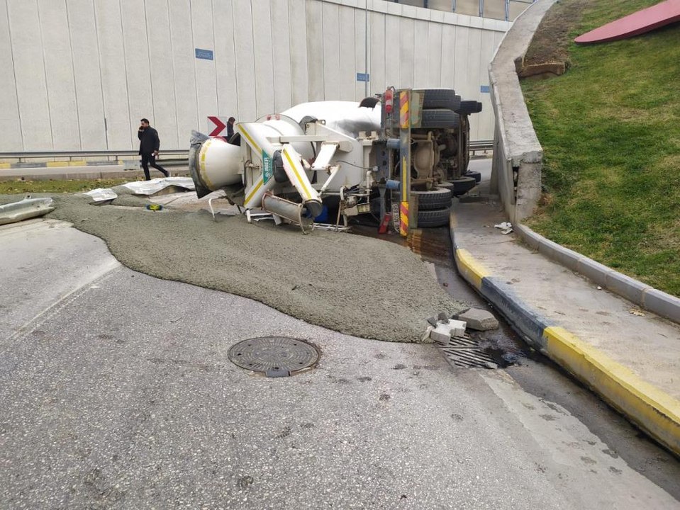 Virajı alamayan beton mikseri devrildi, içerisindeki sıvı beton yola döküldü