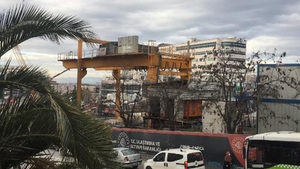 VİNÇTEN METRO TÜNELİNE DÜŞEN OPERATÖR ÖLDÜ