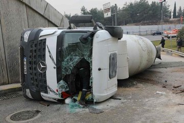 DEVRİLEN BETON MİKSERİNİN ŞOFÖRÜ YARALANDI