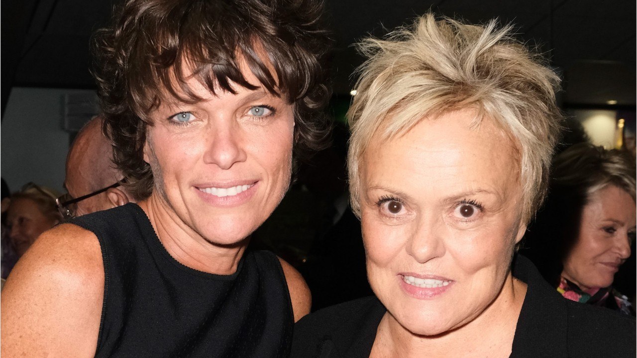 FEMME ACTUELLE - Muriel Robin : pourquoi elle refuse finalement d'avoir un enfant avec sa femme Anne Le Nen