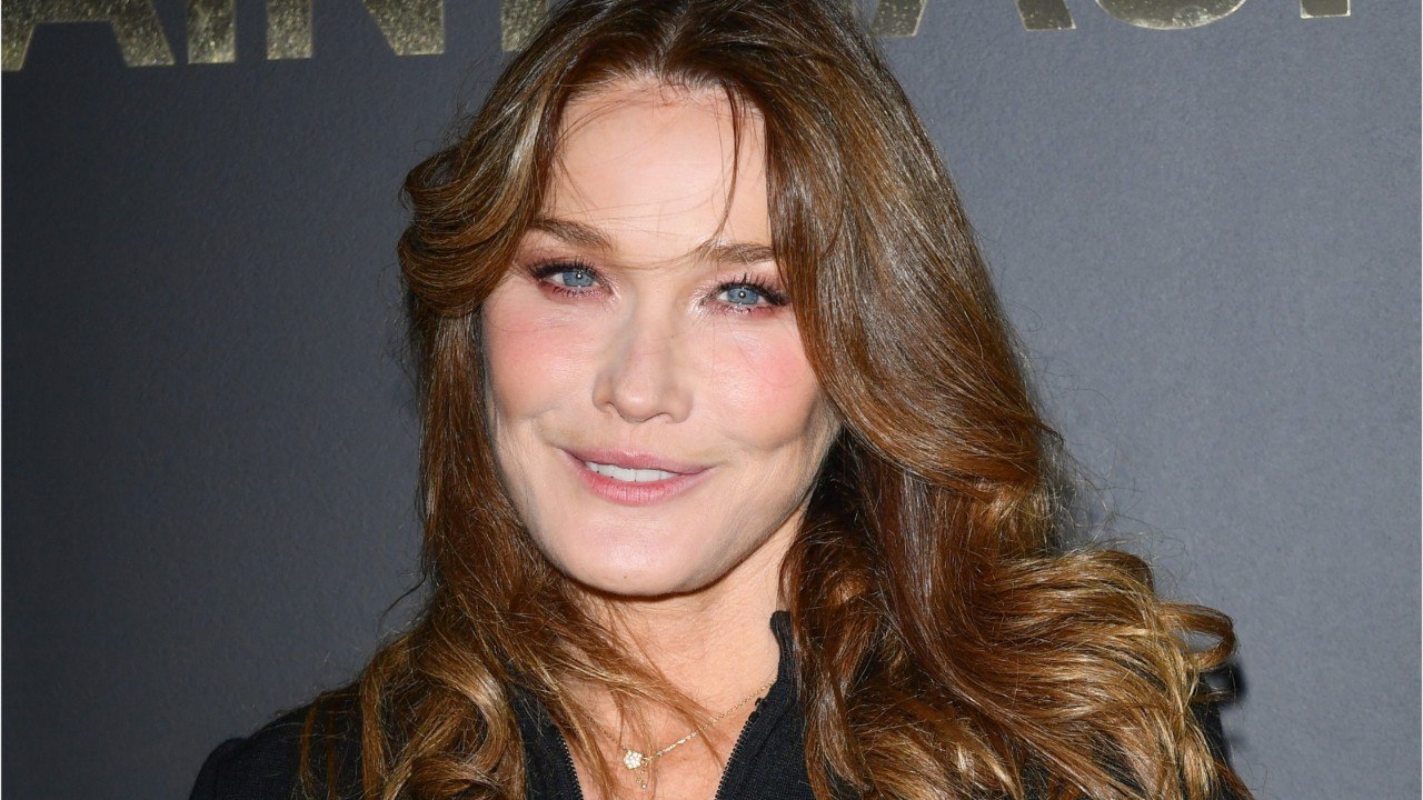 FEMME ACTUELLE - Carla Bruni bloquée "en pyjama" dans la cour d'honneur de l’Élysée : ce moment insolite de l'ancienne Première dame (1)