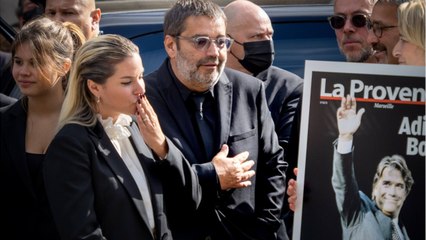 FEMME ACTUELLE - Obsèques de Bernard Tapie : sa fille Sophie prise d'un fou rire dans l'église