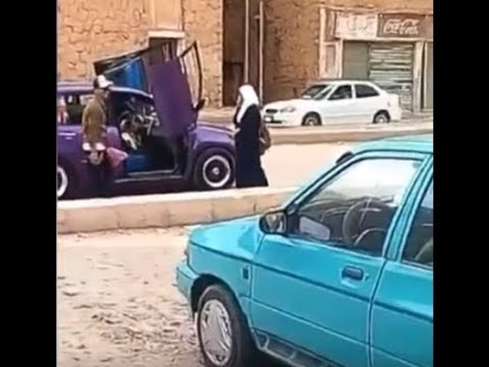شاب يفاجئ طالبة ثانوي بالورود والأحضان أمام المدرسة