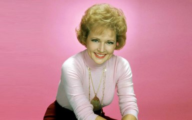 أيقونة التلفزيون بيتي وايت تستعد لعيدها الـ100 بفيلم يستحضر مسيرتها ويعرض في 900 قاعة