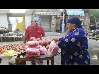 أم عمر خمسينية تفصص الرمان لتصرف على بيتها وأولادها السبعة