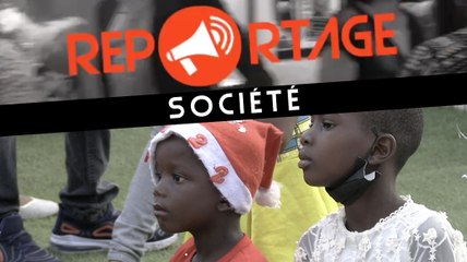 Célébration de la noël, les enfants heureux de recevoir des cadeaux