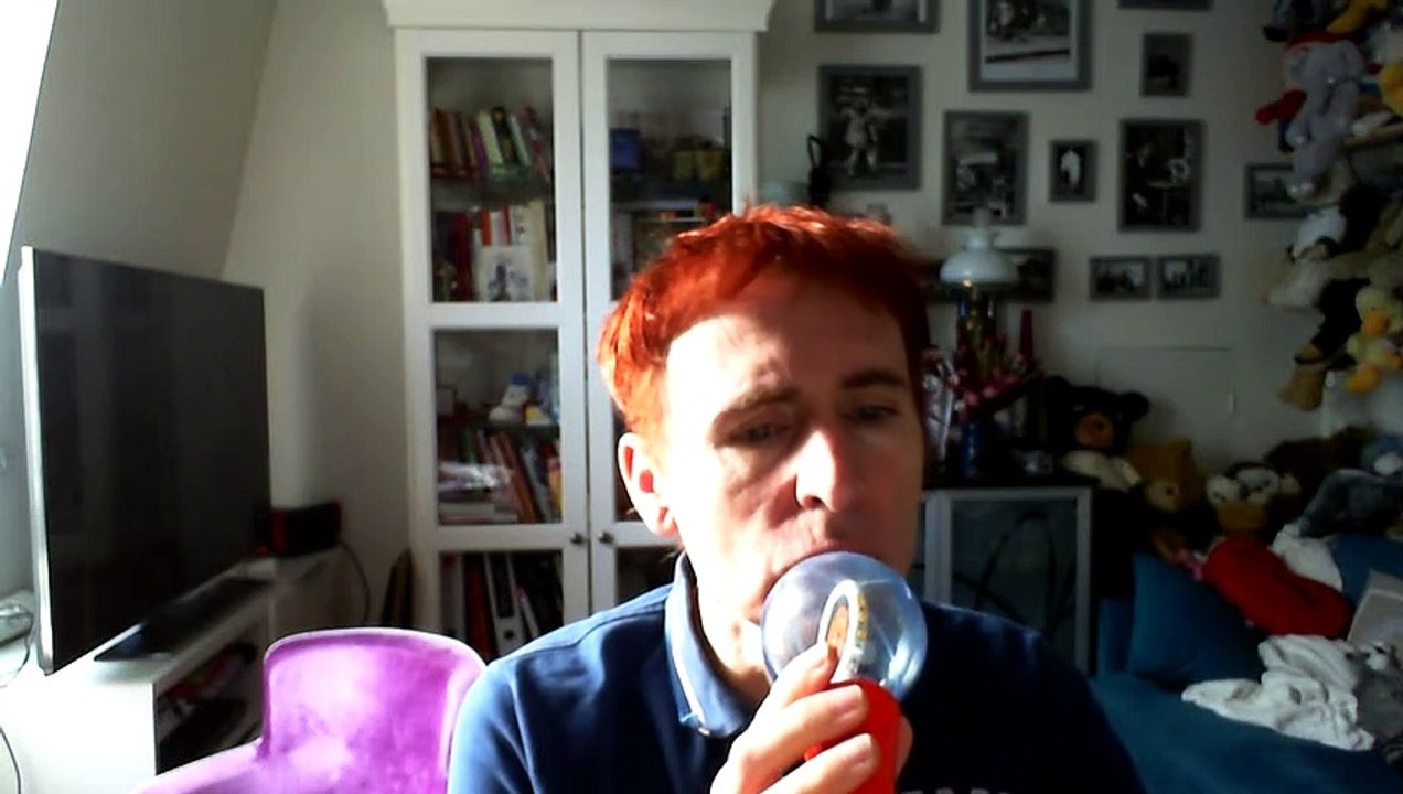 Wiwi égratigne "les anges dans des robes rouges"