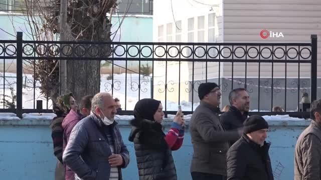 Tatvan'da intihar girişimi...Polis ekipleri genci böyle ikna etti