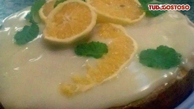 Bolo de laranja com cobertura de laranja.