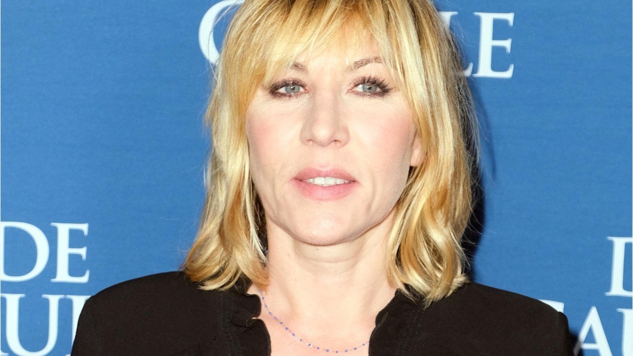 FEMME ACTUELLE - "Mon ami qui me manque tellement" : Mathilde Seigner bouleversée sur la tombe d'Yves Renier