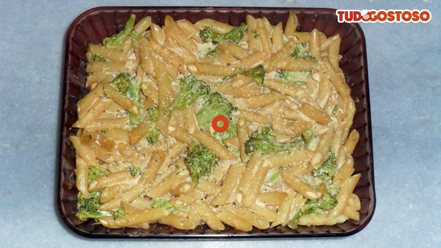 Macarrão com molho branco e brócolis