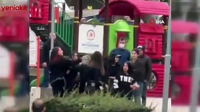Genç kızların kavgası güçlükle ayrıldı! Rezil anlar böyle görüntülendi