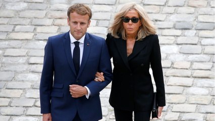 FEMME ACTUELLE - Emmanuel Macron en maillot de bain : le galeriste ayant exposé cette photo se défend suite à la plainte du président