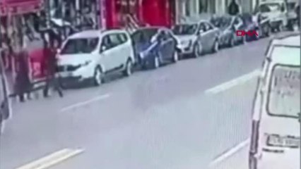 Son dakika haberleri | OTOMOBİLİN KADINA ÇARPTIĞI ANLAR KAMERADA