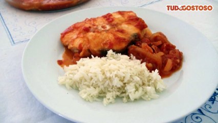 Cação ao molho vermelho