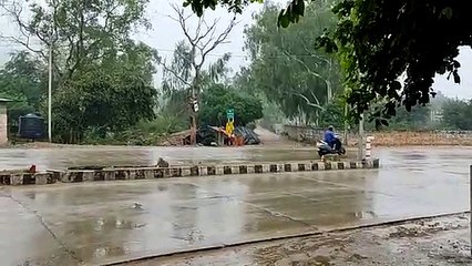 बारिश व सर्दी से जनजीवन प्रभावित, ठिठुरे लोग