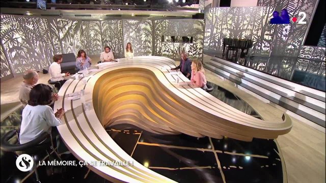 FEMME ACTUELLE - Elsa Wolinski : ses confidences poignantes sur sa thérapie après les attentats qui ont coûté la vie à son père