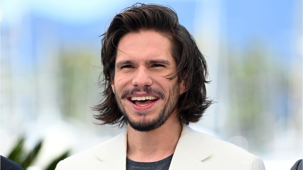 FEMME ACTUELLE - François Civil : la star du film "Bac Nord" dévoile des photos des coulisses du tournage