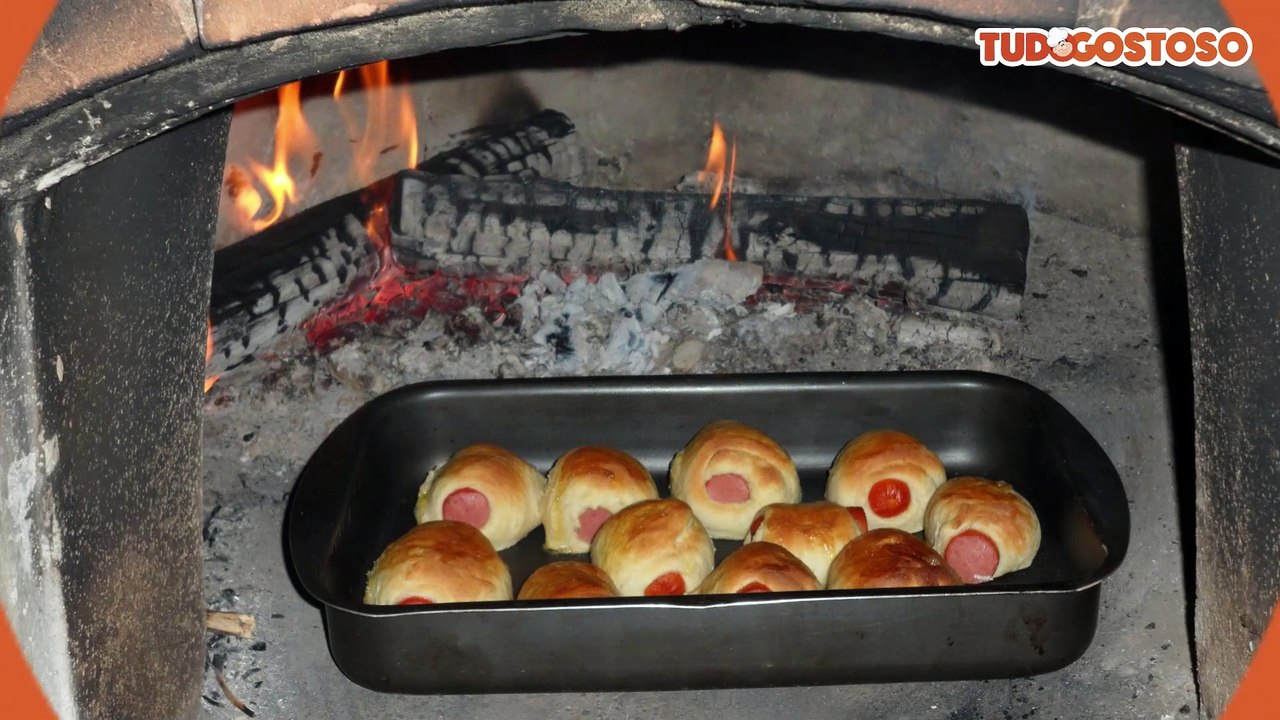 Enroladinho de salsicha assado