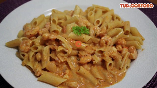 Macarrão penne ao molho de camarão