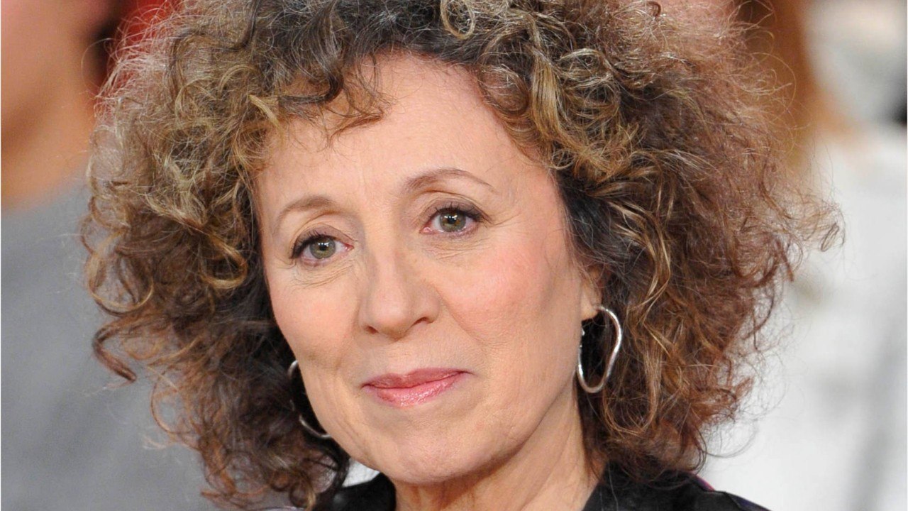 FEMME ACTUELLE - Que devient Mireille Dumas, la présentatrice de "Vie privée, vie publique" ?