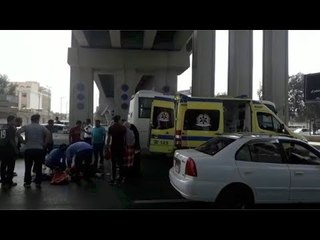 زحام مروري وتجمع للمواطنين بعد إصابة سيدتين على طريق الاوتوستراد