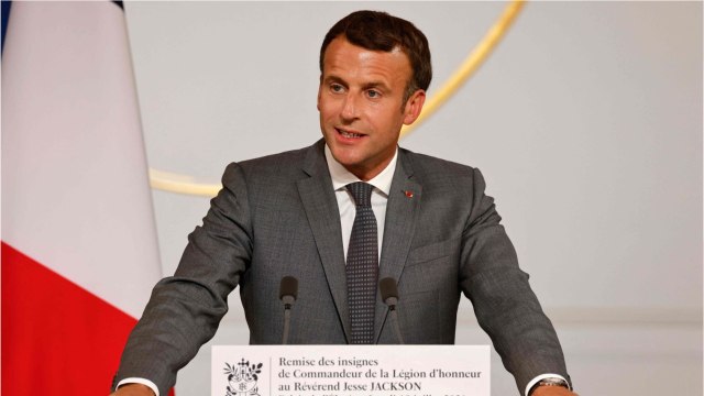 FEMME ACTUELLE - Emmanuel Macron reçoit un cadeau qui rend vert de jalousie Gims