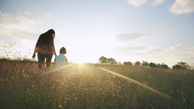 FEMME ACTUELLE - Finistère : deux fillettes de 4 et 6 ans retrouvées mortes au côté de leur mère inanimée