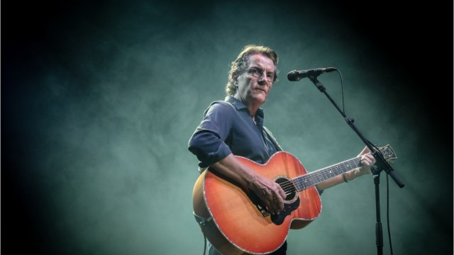 FEMME ACTUELLE - Francis Cabrel : pourquoi il a du mal à chanter la chanson écrite pour sa fille adoptive Thiu