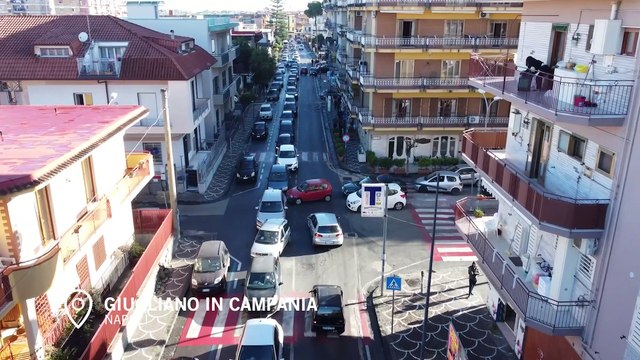 Tamponi, nuove code in farmacia a Milano, traffico bloccato a Napoli: il drone in volo sulle auto