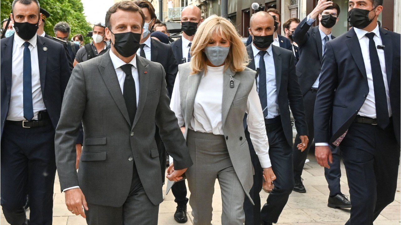 FEMME ACTUELLE - Emmanuel Macron giflé : que signifie "Montjoie ! Saint-Denis !" crié par l’agresseur ?