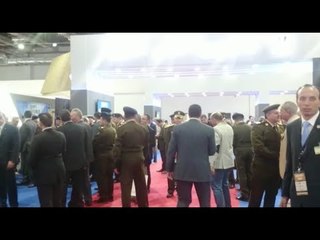 رئيس الأركان يتفقد جناح مصر في معرض إيديكس