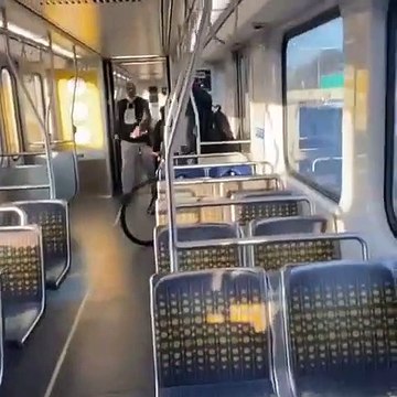 Un SDF menace des passagers du métro avec un lance-flammes bricolé (Los Angeles)