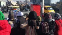 عشرات النساء يتظاهرن ضد 