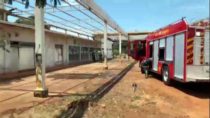 Bombeiros combatem incêndio em edificação abandonada na BR-369