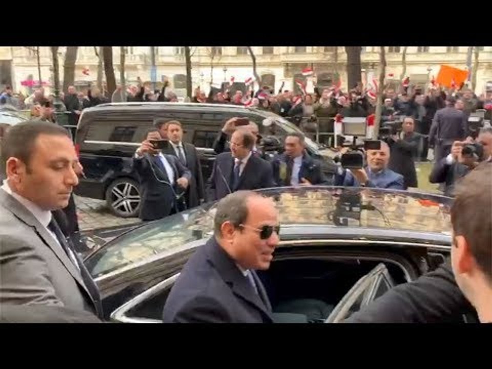 الرئيس السيسي يغادر مقر إقامته بالنمسا ويودع الجالية بالقبلات