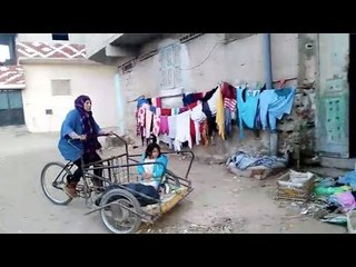 حنان تقود دراجة بصندوق فى شوارع العريش لتصرف على أولادها