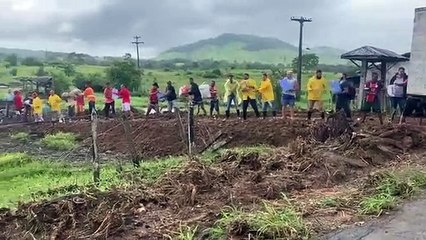 "Corrente humana" de solidariedade na Bahia