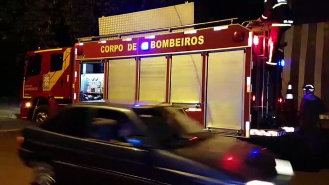 Incêndio em entulhos se espalha para a vegetação nos fundos de residência no Bairro Santa Cruz