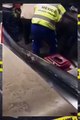 ATRAPADA - - Esta tarde Servicios de Emergencia tratan de liberar el pie de una menor de edad, el cual quedó atorado en las escaleras eléctricas de l