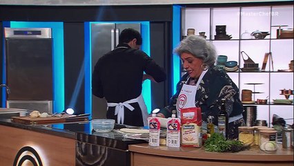 Mãe e filho não se entenderam muito bem na hora de abrir a massa de suas pizzas e acabaram trocando farpas no MasterChef.