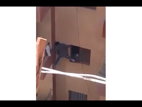 «الوطن» داخل منزل «طفل البلكونة».. ووالده: « أمه مكنش معاها فلوس للنجار»