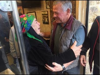 ملك الأردن وعائلته يتناولون الفلافل في عمان