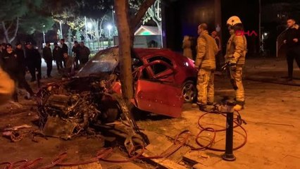 İSTANBUL-BAĞDAT CADDESİ'NDE KAZA; 1 KİŞİ OTOMOBİL İÇERİSİNDE SIKIŞTI