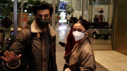 Alia Bhatt को साथ ले न्यू ईयर मनाने निकले  Ranbir Kapoor, भीड़ से बचाते आए नज़र | FilmiBeat