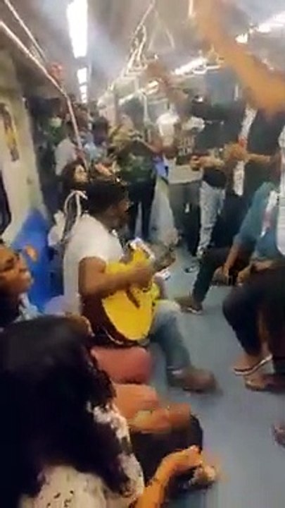 சென்னை மெட்ரோ ரயிலில் ஒரு சிலர் ஏஆர் ரகுமான் பாடலை பாடும் வீடியோ