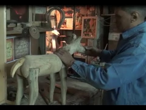 نجار اكتشف موهبته في نحت الخشب.. فحوَّل ورشته لـ أتيليه
