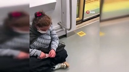 Durakta topladığı paraları metroda saydı