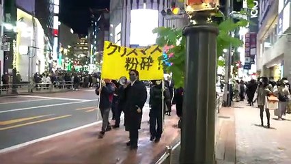 احتجاج في شوارع طوكيو على أجواء الحب والرومانسية في عيد الميلاد