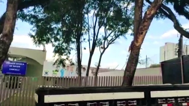 Moradores reclamam de árvores de grande porte em frente à UBS do Cancelli; É frequente o acidente com caminhões